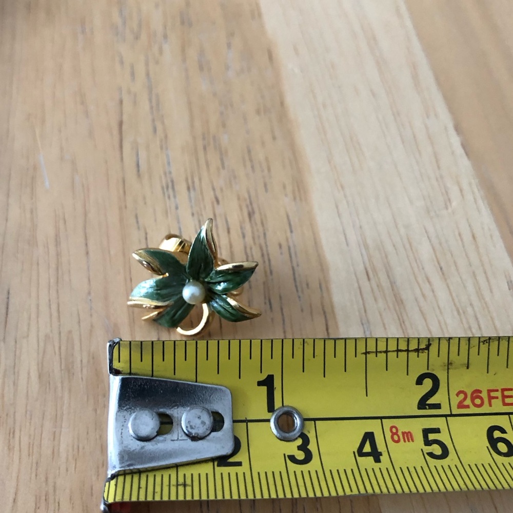Women’s Vintage Emmons Green and Gold Floral Clip On Earrings - Picture 6 of 6